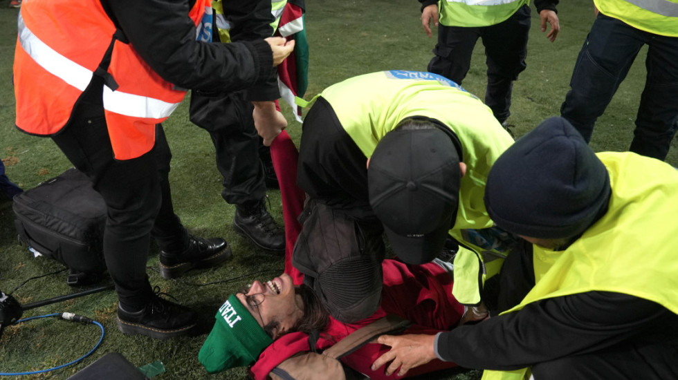 Osam policajaca i dva novinara povređeni tokom utakmice između Italije i Izraela