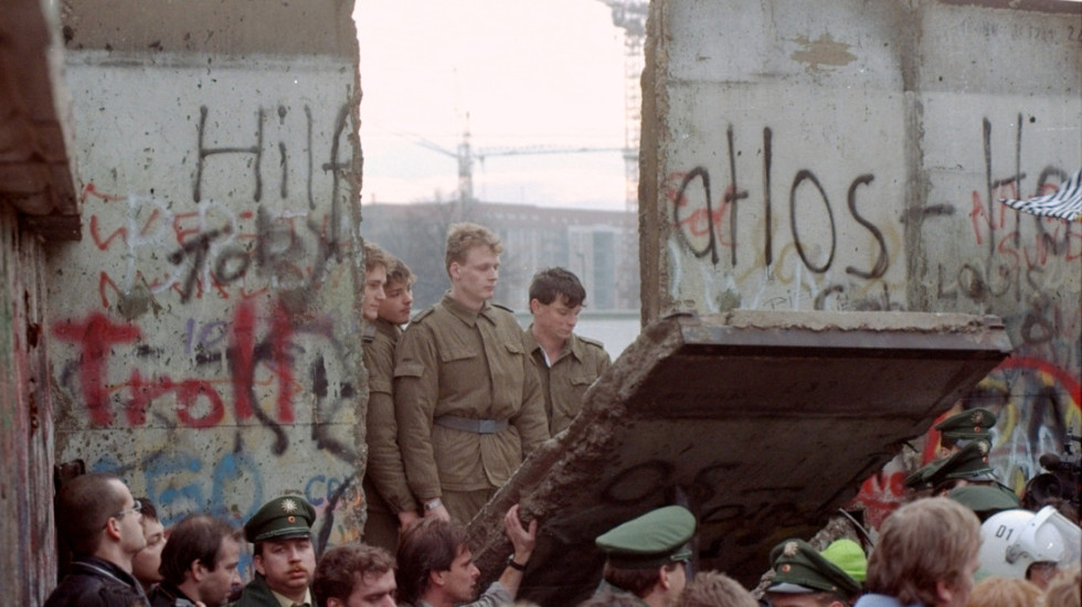 (FOTO/VIDEO) Godišnjica pada Berlinskog zida: Kako je srušen najveći simbol Hladnog rata i podele Evrope