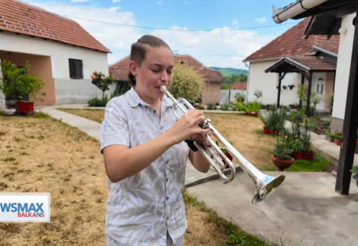 Sara (17) svoj san pronašla u brdima Arilja: Svira tri instrumenta, piše pesme i osniva muzičku grupu