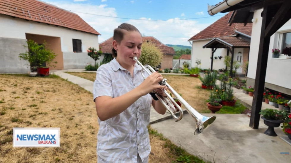 Sara (17) svoj san pronašla u brdima Arilja: Svira tri instrumenta, piše pesme i osniva muzičku grupu