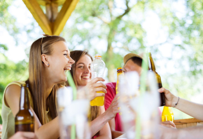 Čak polovina mladih povremeno konzumira alkohol: "Sve više devojčica pije, to je ranije bilo tipično za dečake"