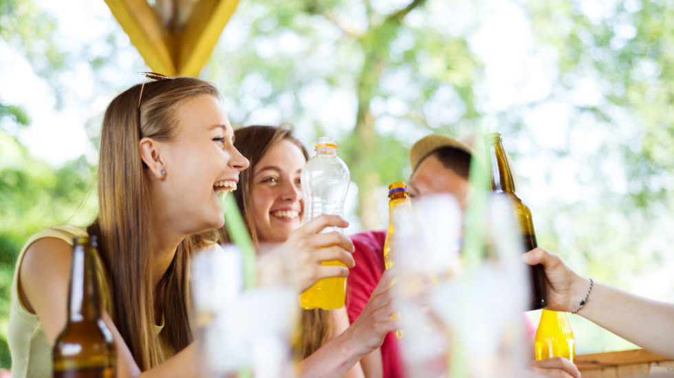 Čak polovina mladih povremeno konzumira alkohol: "Sve više devojčica pije, to je ranije bilo tipično za dečake"