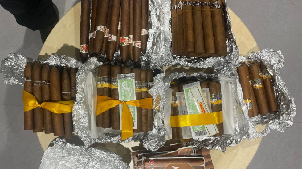 (FOTO) Koferi puni neprijavljenih kubanskih tompusa zaplenjeni na beogradskom aerodromu