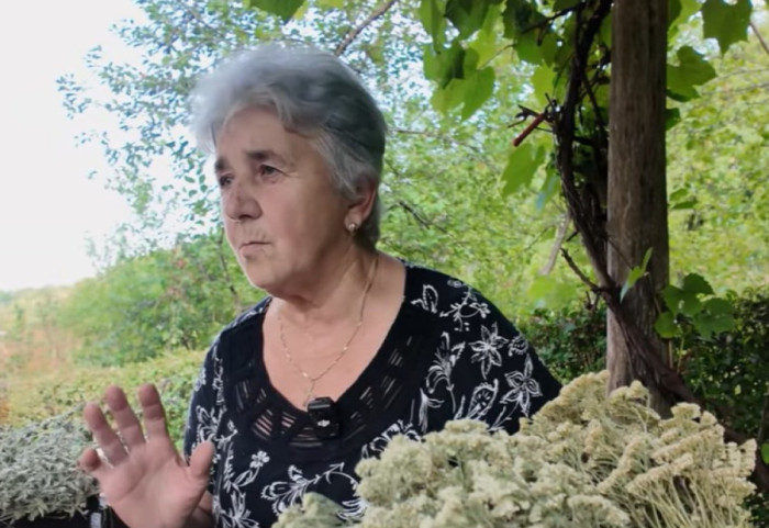 Baka Dobrila ambasadorka svog sela kod Potpećke pećine: U osmoj deceniji prodaje lekovito bilje, vunene čarape i slatko