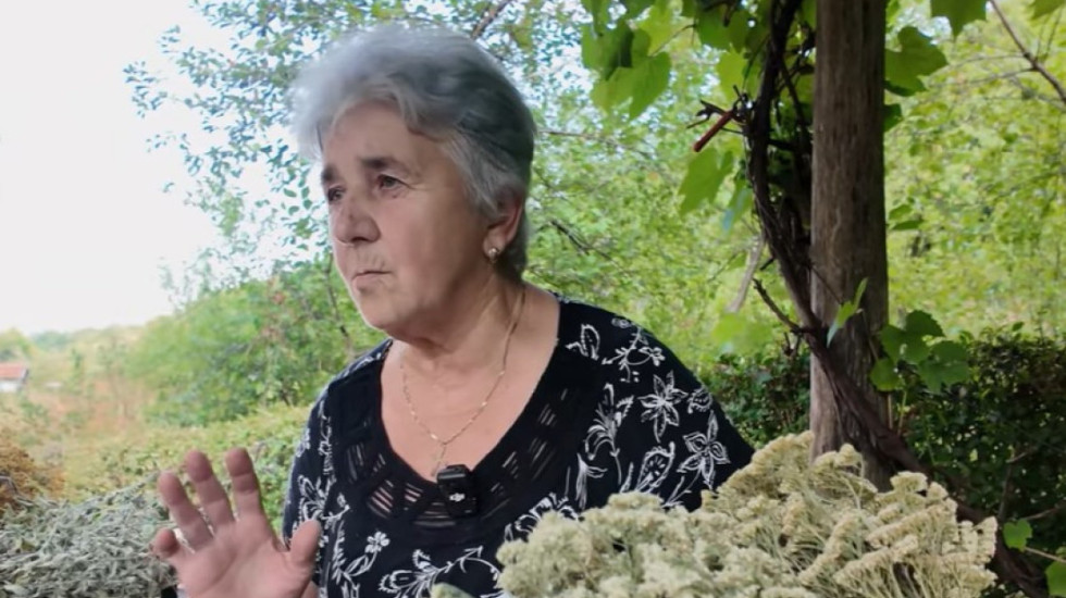 Baka Dobrila ambasadorka svog sela kod Potpećke pećine: U osmoj deceniji prodaje lekovito bilje, vunene čarape i slatko