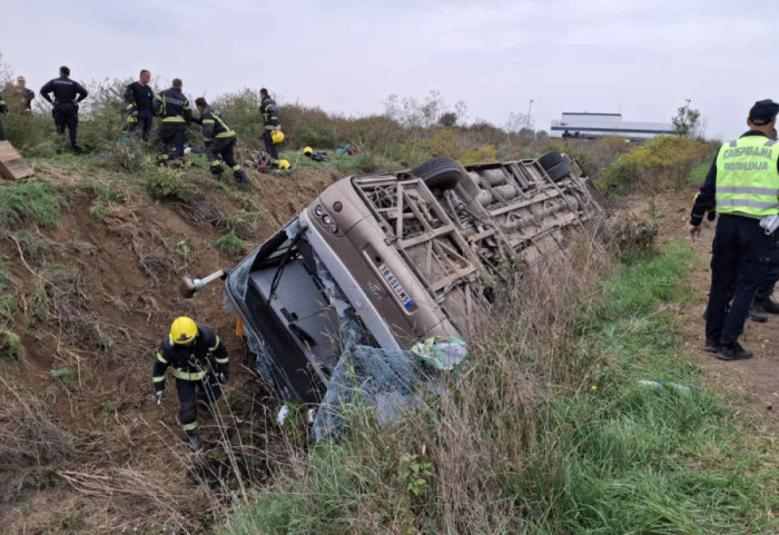 Prevrnuo se autobus na putu Sremska Mitrovica - Jarak: Poginulo dvoje, povređeno oko 80 osoba
