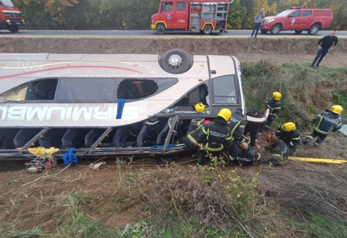 Prevrnuo se autobus na putu Sremska Mitrovica - Jarak: Poginulo dvoje, povređeno oko 80 osoba