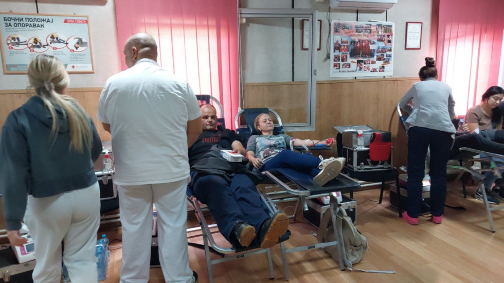 Akcija davanja krvi za povređene u nesreći kod Sremske Mitrovice traje do kraja dana, veliki odziv građana da pomognu