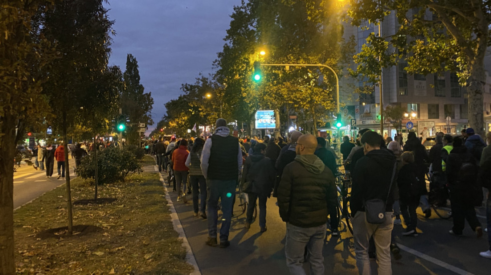 Završen protest u Novom Sadu, građani prošetali Bulevarom oslobođenja: Performansi održani na sedam raskrsnica
