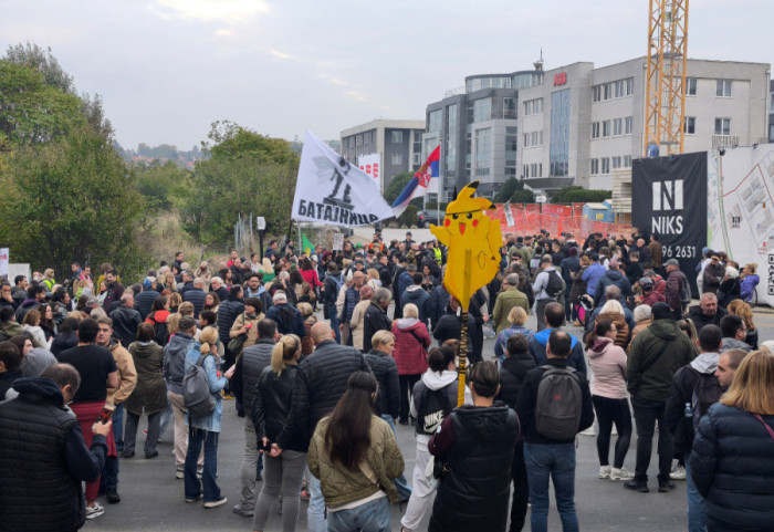 Održan protest ispred Informera: Građani glavnom i odgovornom uredniku poklonili "novinarski kodeks"