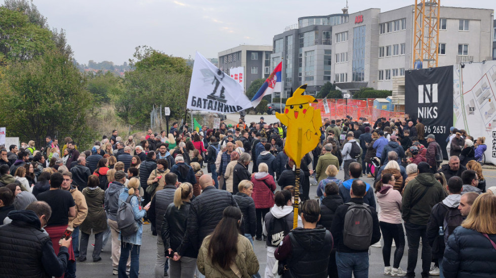 Održan protest ispred Informera: Građani glavnom i odgovornom uredniku poklonili "novinarski kodeks"