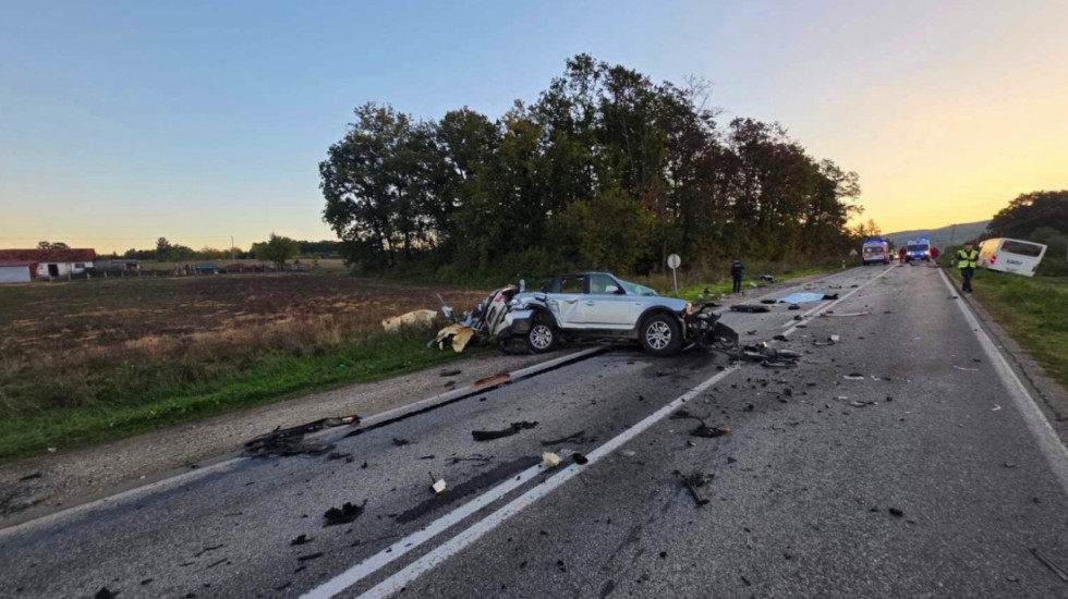 Sudar autobusa i automobila na putu Čačak-Kragujevac: Vozač "BMW" prešao u suprotnu traku, poginuo na licu mesta