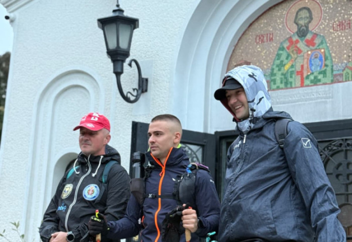 Policajci koji pešače do Hilandara i prikupljaju sredstva za decu leptire nadomak cilja - u petak stižu na Svetu Goru