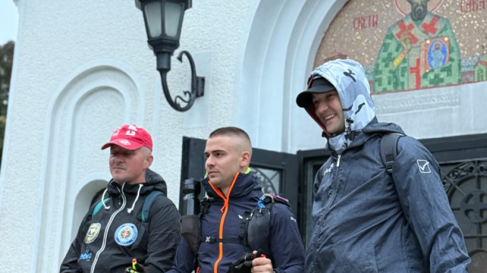 Policajci koji pešače do Hilandara i prikupljaju sredstva za decu leptire nadomak cilja - u petak stižu na Svetu Goru