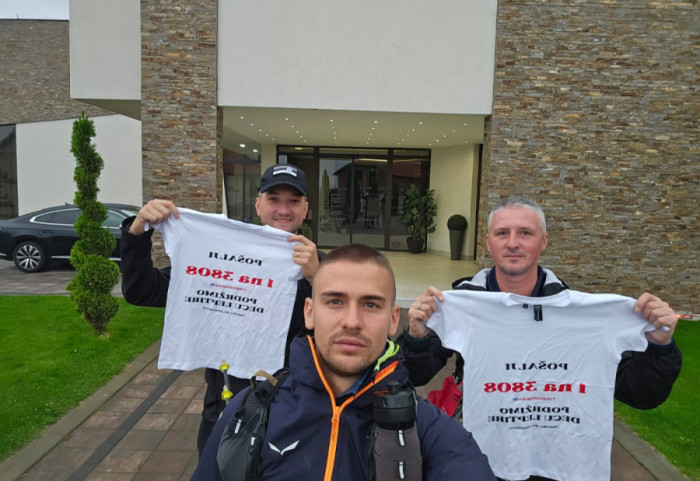 Policajci koji pešače do Hilandara u humanitarnoj akciji za "decu leptire" stigli do cilja