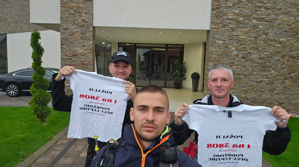 Policajci koji pešače do Hilandara u humanitarnoj akciji za "decu leptire" stigli do cilja