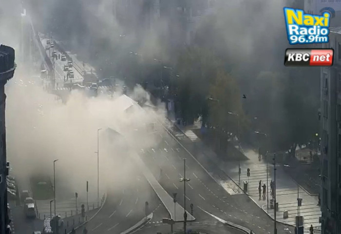 Gore šatori ispred Skupštine Srbije, iznad centra grada gust dim