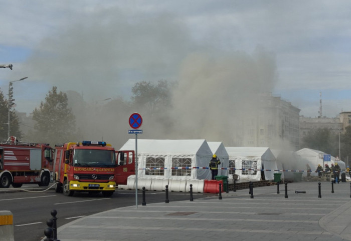 (FOTO/VIDEO) Gori šator ispred Skupštine Srbije, iznad centra grada gust dim: Jedna osoba prevezena u Urgentni centar