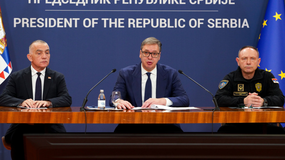 Vučić: Užasan teroristički napad ispred Skupštine, čovek je sa kantom benzina došao u nameri da ubije nekog