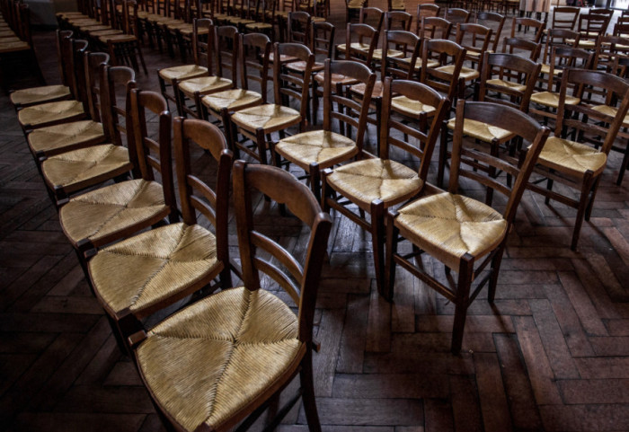 Ukrali više od 1.100 stolica iz restorana i barova vrednih oko 60.000 evra: Uhapšeno sedam osoba u Španiji