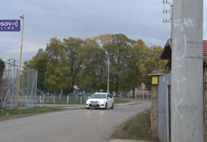 Ispisani grafiti "UČK" u blizini škole i obdaništa u selu Dobrotin kod Lipljana