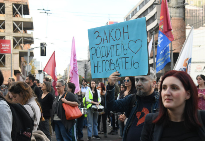 Protest ispred Vlade zbog neusvajanja Zakona roditelj-negovatelj: "Dok tražite izgovore, mi brojimo minute uz našu decu"