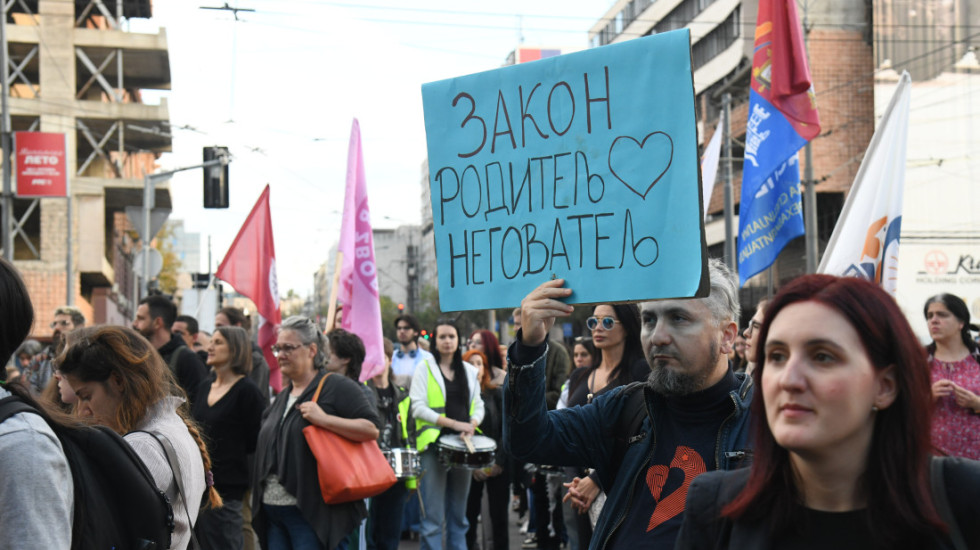 Protest ispred Vlade zbog neusvajanja Zakona roditelj-negovatelj: "Dok tražite izgovore, mi brojimo minute uz našu decu"
