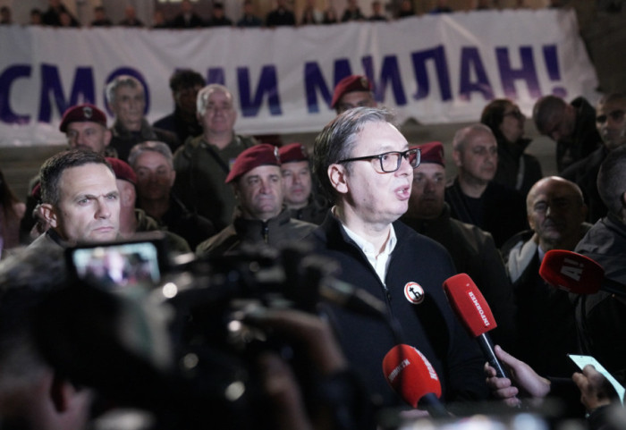 (FOTO) Vučić na skupu podrške ranjenom kod Skupštine: "Pronađeno još pištolja i municije u kući muškarca koji je pucao"