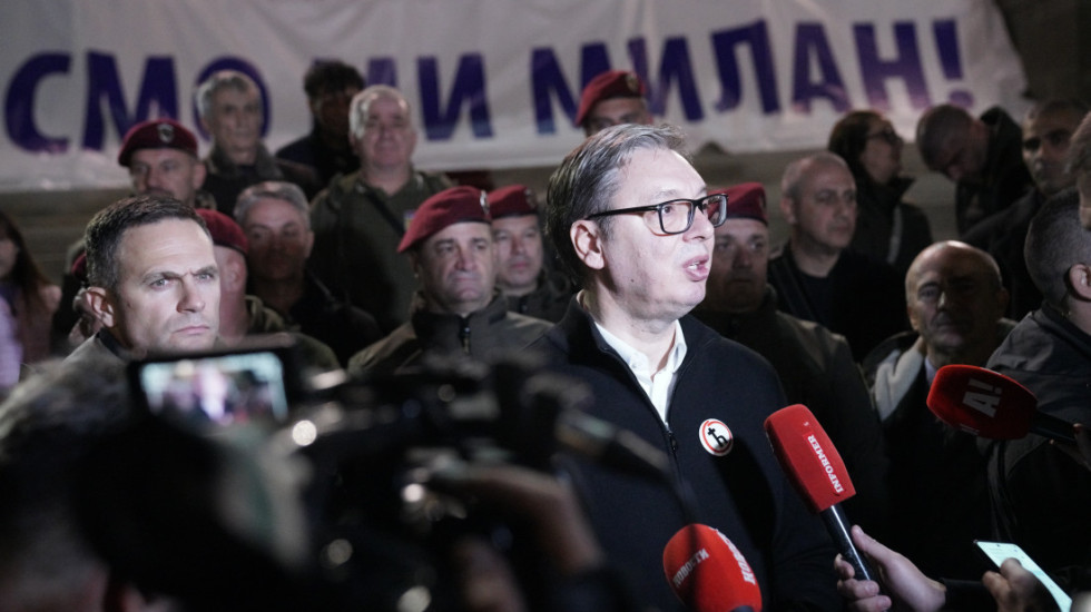 (FOTO) Vučić na skupu podrške ranjenom kod Skupštine: "Pronađeno još pištolja i municije u kući muškarca koji je pucao"