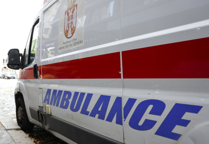Muškarac teško povređen u Batajnici, na njega pao automobil sa dizalice