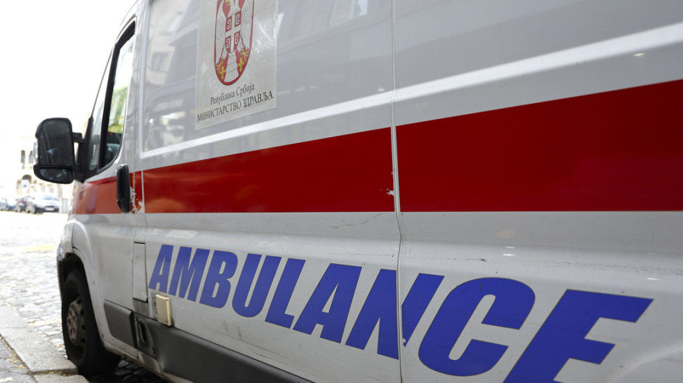 Muškarac teško povređen u Batajnici, na njega pao automobil sa dizalice