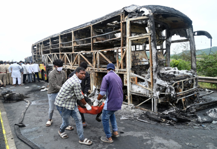 Najmanje 25 ljudi poginulo u Indiji kada se autobus zapalio nakon sudara sa motociklom