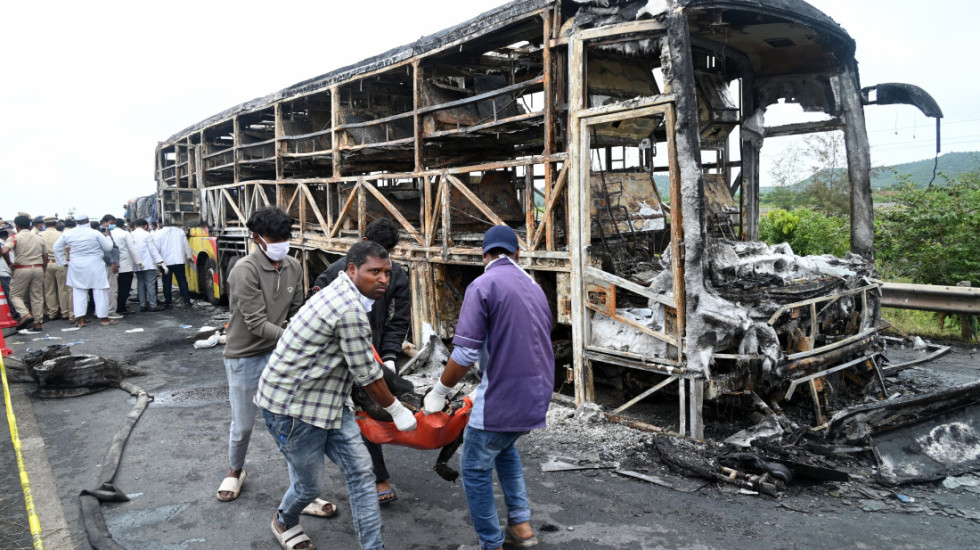 Najmanje 25 ljudi poginulo u Indiji kada se autobus zapalio nakon sudara sa motociklom