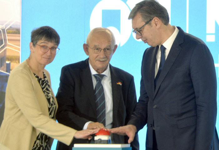 Vučić na otvaranju fabrike Milbauer: Za dve godine imaćemo moderne pasoše