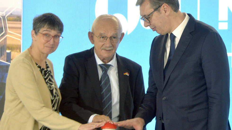 Vučić na otvaranju fabrike Milbauer: Za dve godine imaćemo moderne pasoše