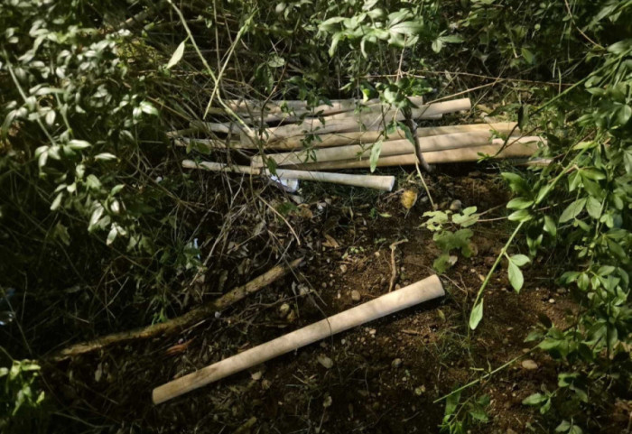 (FOTO) Bejzbol palice pripremljene za napad pronađene u naselju Zabjelo, privedeno više osoba