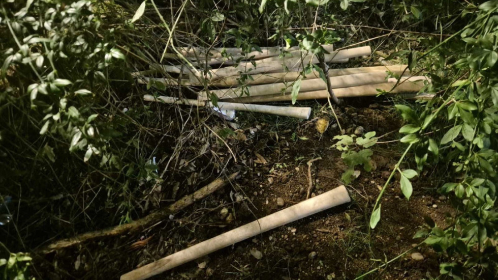 (FOTO/VIDEO) Bejzbol palice pripremljene za napad pronađene u podgoričkom naselju Zabjelo, privedeno više osoba