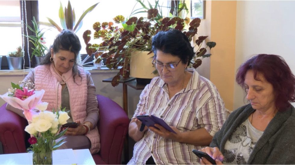 Stariji Zaječarci u korak sa savremenom tehnologijom: "Poručujem onlajn proizvode, gledam koji market je jeftiniji"