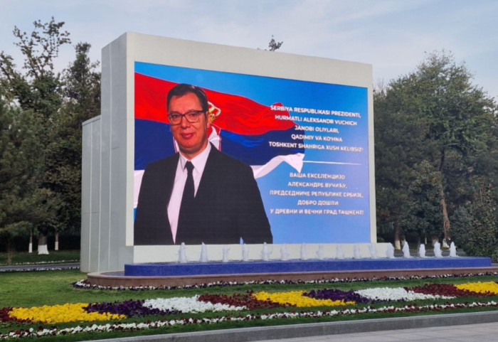 (FOTO) Vučić u višednevnoj poseti Uzbekistanu, dočekale ga poruke dobrodošlice na srpskom širom Taškenta