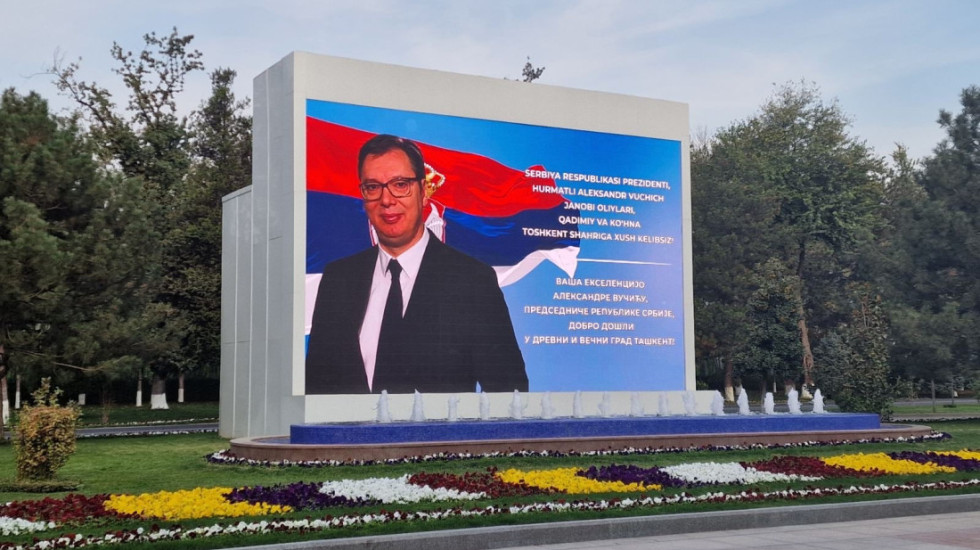 (FOTO) Vučić u višednevnoj poseti Uzbekistanu, dočekale ga poruke dobrodošlice na srpskom širom Taškenta
