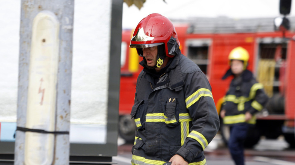Požar u OŠ "Bora Stanković" na Banjici: Zapalila se plafonjera u prizemlju, nema povređenih