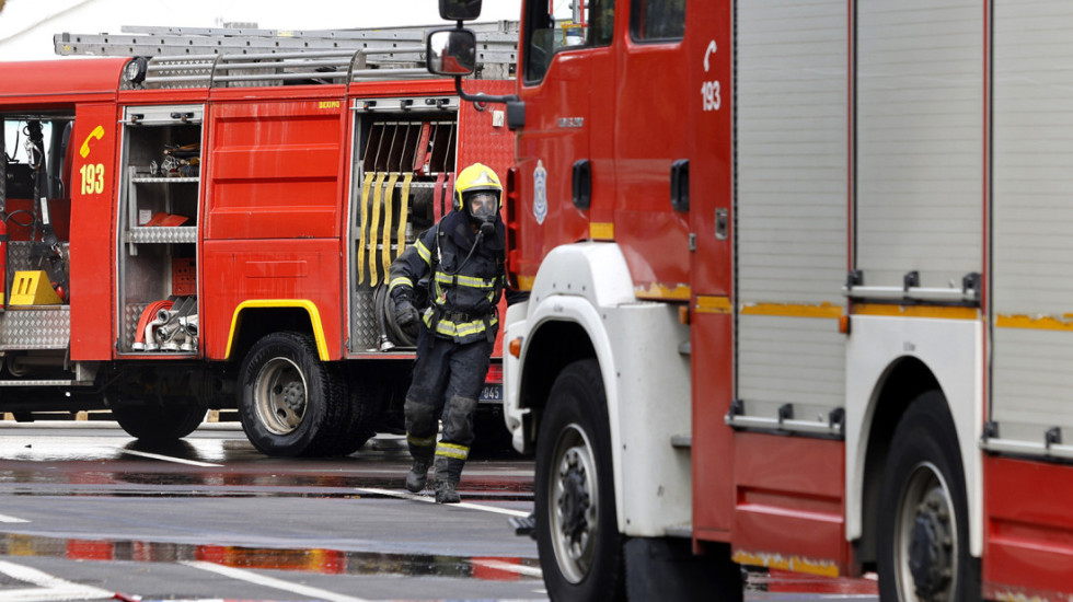 Požar u magacinu u Nišu: Gore gume i kartoni, nema povređenih