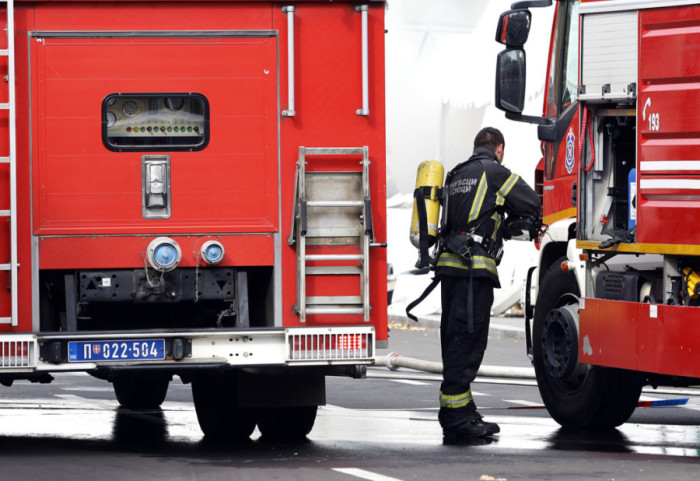 Automobilom udario u kuću u Platičevu, vatrogasci sekli vozilo da izvuku povređenu osobu
