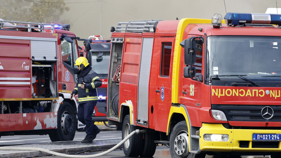 Požar u Grockoj, gori više baraka u izbegličkom kampu