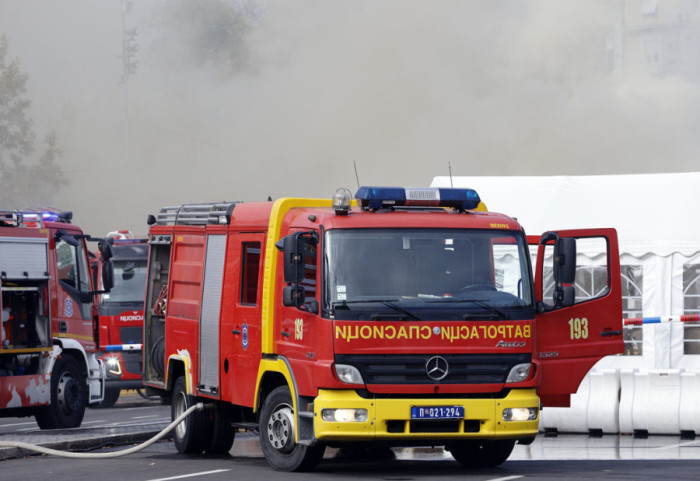 Zapaljen automobil "BMW" na Zvezdari, vatra zahvatila i krov garaže