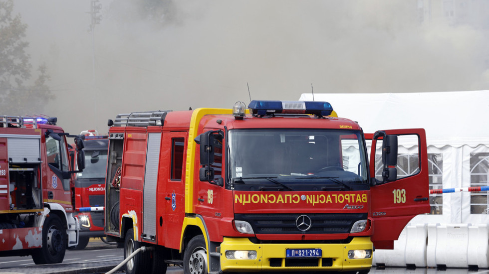 Zapaljen automobil "BMW" na Zvezdari, vatra zahvatila i krov garaže
