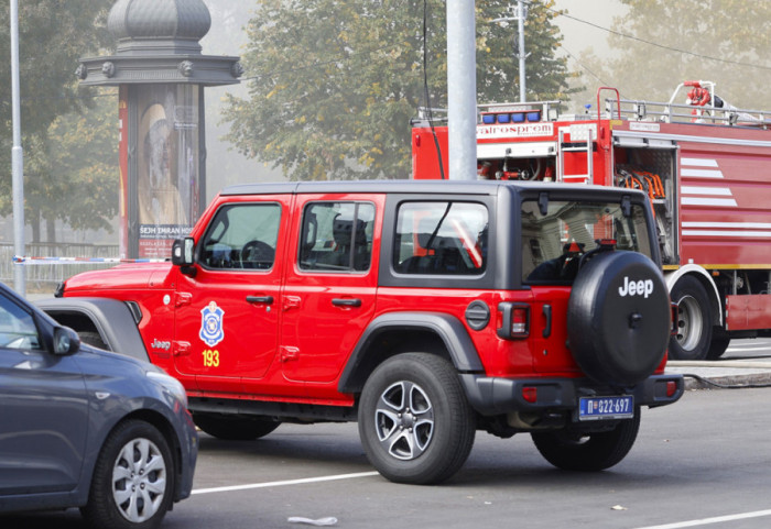 Izgorela četiri automobila, peti delimično: Požar na parkingu u Sremskoj Mitrovici