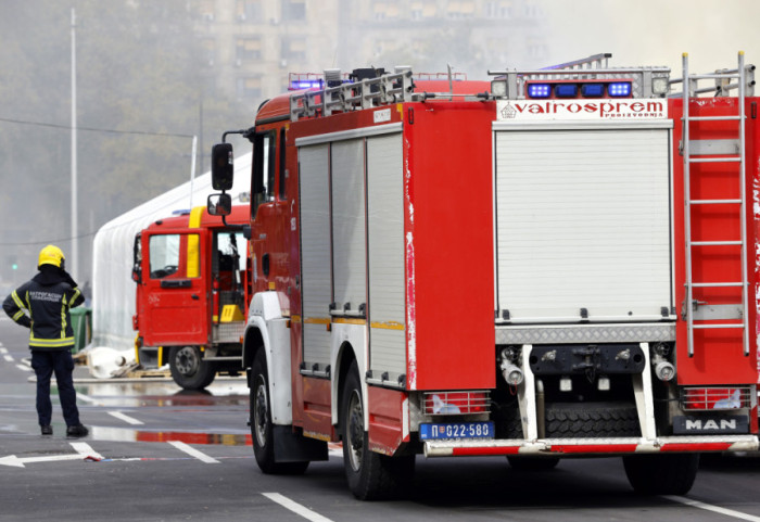 Požar u stanu u Požarevcu: Vatrogasci uleteli kroz vatru i spasili jednu osobu
