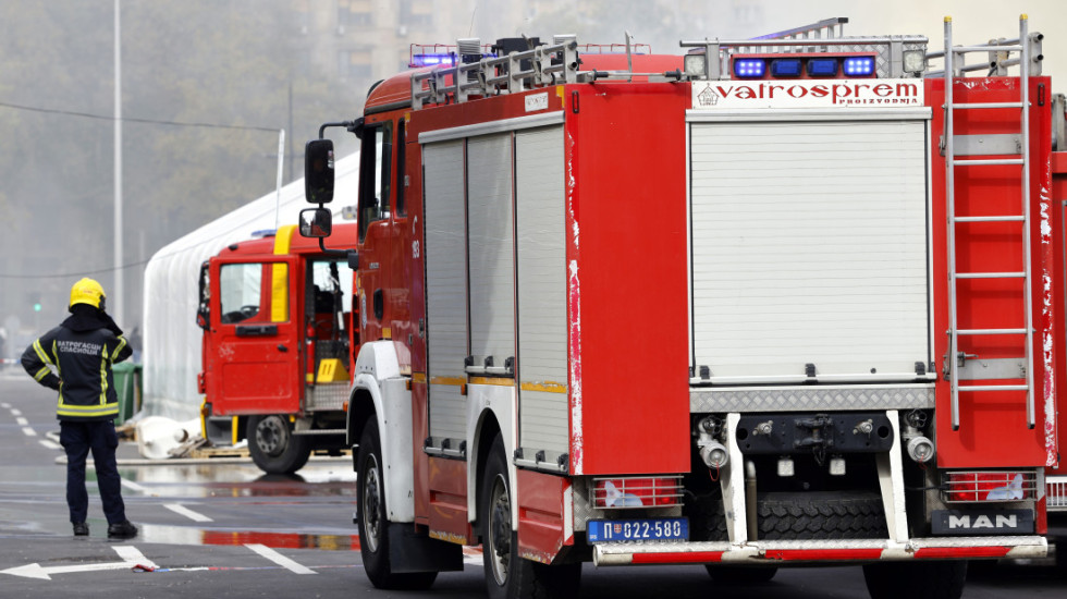 Požar u stanu u Požarevcu: Vatrogasci uleteli kroz vatru i spasli jednu osobu