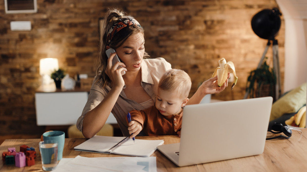 Žene sa decom nailaze na brojne poteškoće u poslu: "Želimo da nas ne dočeka otkaz po povratku sa porodiljskog"